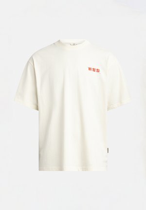 Wit katoenen T-shirt met een ronde hals en korte mouwen. Rood tekstlogo op de linkerborst. Rechte snit.
