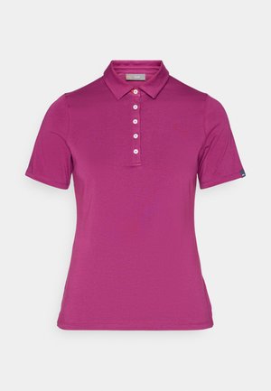 Polo de manga curta fúcsia feito de tecido suave. Apresenta um colarinho clássico, uma pala de cinco botões e uma etiqueta na manga esquerda.