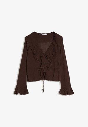 Blusa marrone a maniche lunghe con scollo a V arricciato, chiusura frontale con laccio e polsini svasati con dettagli di rifinitura delicata, distesa su sfondo bianco.