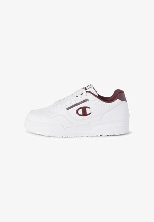 Białe sportowe sneakersy z bordowymi akcentami, gładka syntetyczna cholewka, perforowane detale dla lepszej wentylacji oraz gumowa podeszwa.