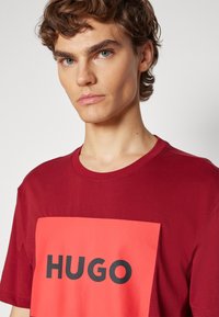HUGO DULIVE - T-shirts med print - dark red