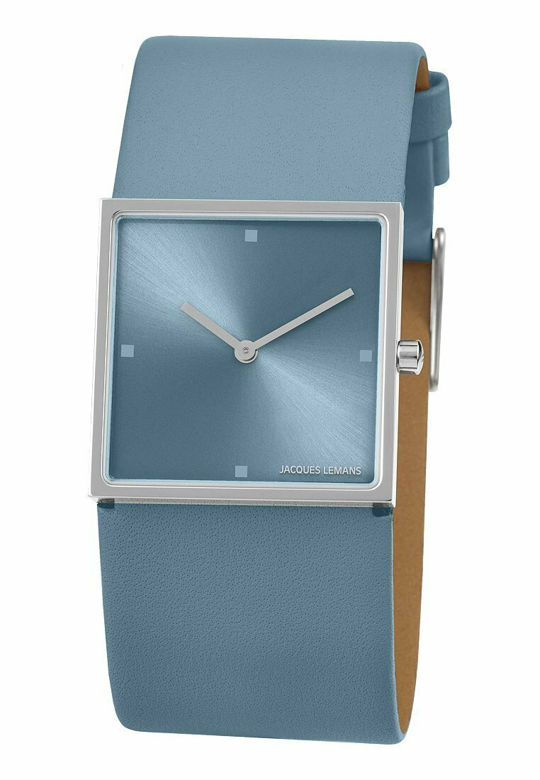 Quadratische Uhr mit einem blauen metallischen Ziffernblatt, silbernen Zeigern und quadratischen Stundenmarkierungen. Sie verfügt über ein hellblaues Lederarmband mit strukturierter Oberfläche.