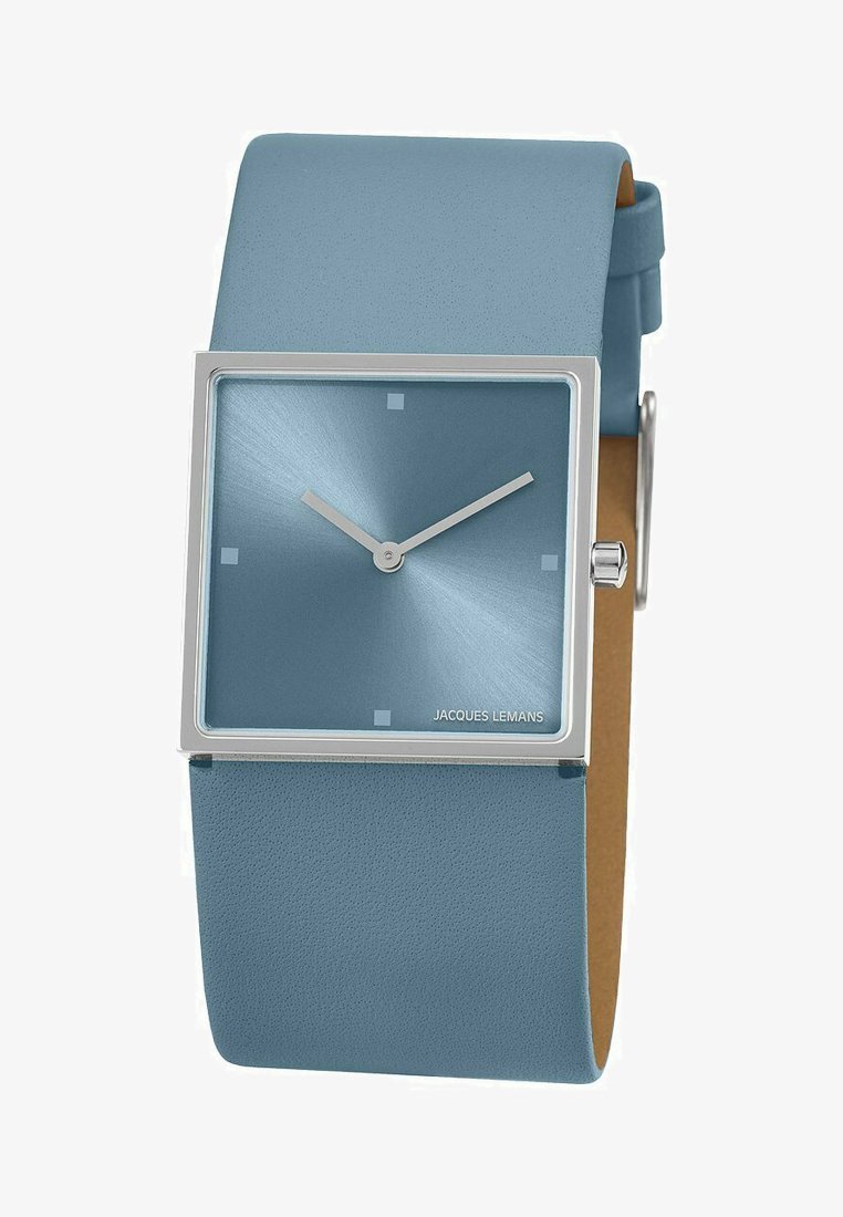Quadratische Uhr mit einem blauen metallischen Ziffernblatt, silbernen Zeigern und quadratischen Stundenmarkierungen. Sie verfügt über ein hellblaues Lederarmband mit strukturierter Oberfläche.