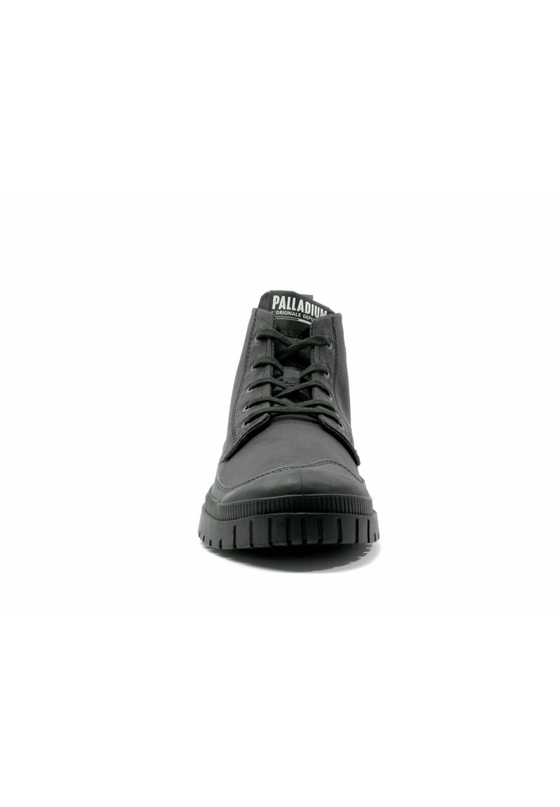 Bottines noires avec une semelle en caoutchouc texturé, une tige en tissu et un embout renforcé. Dispose de lacets noirs et d'une languette de marque.