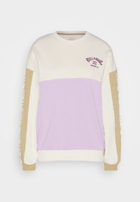 Bluza z kolorowymi blokami w odcieniach kremowym, lawendowym i jasnobeżowym. Tekst nadrukowany na rękawach i logo na klatce piersiowej. Miękka tkanina.