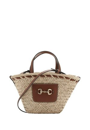 Borsa intrecciata beige in stile cestino con manici in pelle marrone, tasca frontale e dettaglio morsetto dorato, oltre a una tracolla regolabile.