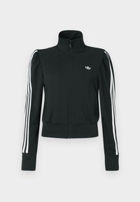 Μαύρο μπουφάν με φερμουάρ και ψηλό γιακά, πτυχές στους ώμους και λευκό σχέδιο με τρεις ρίγες στα μανίκια. Διαθέτει μικρό λευκό λογότυπο στο στήθος.