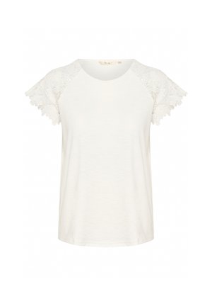 Fehér póló rövid csipkés ujjal, kerek nyakkivágással és laza szabással. Puha anyag, könnyű textúra és finom részletezéssel az ujjakon.