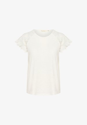 Fehér póló rövid csipkés ujjal, kerek nyakkivágással és laza szabással. Puha anyag, könnyű textúra és finom részletezéssel az ujjakon.