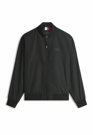 Veste bomber noire zippée avec col, poignets et ourlet côtelés, présentant un logo subtil Tommy Hilfiger sur la poitrine et un petit détail de drapeau sur la fermeture éclair.
