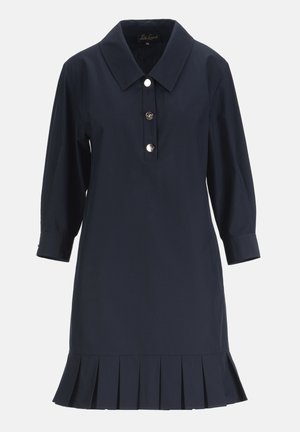 Tengerészkék térd alá érő ruha háromnegyedes ujjakkal, pliszírozott szegéllyel, hegyes nyakkal és három ezüst gombbal az elülső gombsoron.