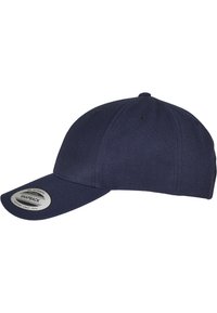 Marineblå snapback-cap laget av teksturert stoff; har en buet skjerm og en sirkulær etikett foran med merkeinformasjon.