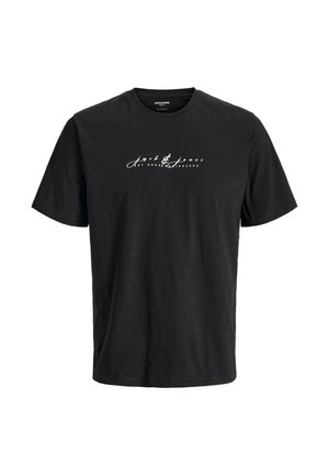 Melnā īsās piedurknes T-kreklā ar baltu "Jack & Jones EST. ONENINENINEZERO" teksta logo centrā uz krūšu.