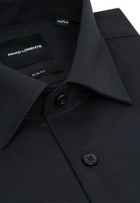 Czarna, dopasowana koszula z długim rękawem, z ostro zakończonym kołnierzykiem i czarnymi guzikami, z widocznymi metkami marki i rozmiaru wewnątrz kołnierzyka.