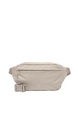 Beige Bauchtasche mit vorderer Reißverschlusstasche, verstellbarem Riemen und "GOT BAG"-Logo vorne in der Mitte.