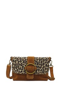 Sac bandoulière en daim marron avec un rabat imprimé léopard, doté d'un détail en métal doré circulaire et d'une sangle amovible.