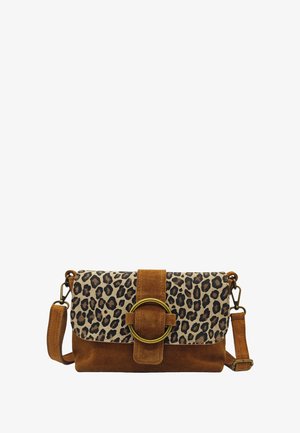 Sac à main en imprimé léopard avec un fond en suède marron, un rabat en suède beige et une fermeture en métal doré de forme circulaire ; comprend une bandoulière amovible.