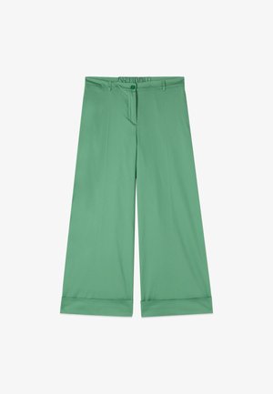 Grüne, weit geschnittene, gekürzte Hose mit Knopfverschluss, Gürtelschlaufen und Umschlag am Saum, auf weißem Hintergrund dargestellt.