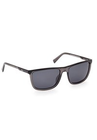 Ochelari de soare din plastic negru, cu lentile dreptunghiulare. Lentile întunecate de culoare gri, textură netedă și brațe subțiri. Fără marcaj sau modele vizibile.
