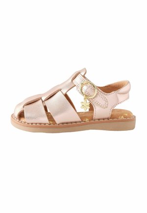 Metallisch pinke Sandale mit offenen Zehen, mehrteiliger Riemengestaltung, verstellbarer Schnalle und dekorativem Blumenanhänger. Helle, beige Gummisohle.