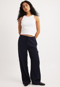 NA-KD MIT HALBHOHER TAILLE UND ELASTISCHEM BUND - Tygbyxor - navy