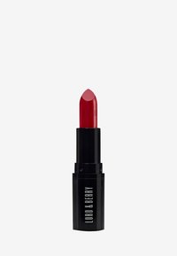 Rode lippenstift met een scherpe punt in een zwarte, cilindrische tube met witte merktekst. Gladde textuur, compact ontwerp.
