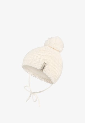 Weißer gestrickter Babyhut mit Pompon, Ohrenklappen und gebundenen Kinnriemen, mit einem kleinen Stoffetikett am vorderen Rand.
