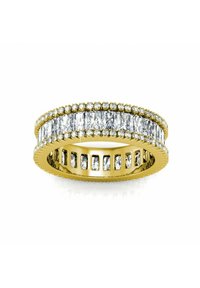 Anello d'oro con una fila di pietre chiare rettangolari e rotonde, accuratamente incastonate in un canale con una fascia texturizzata e accenti scintillanti.