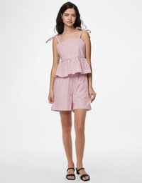 Top peplum a righe rosa e bianche con spalline regolabili e pantaloni coordinati. Il tessuto è leggero; i pantaloni hanno orli arrotolati.