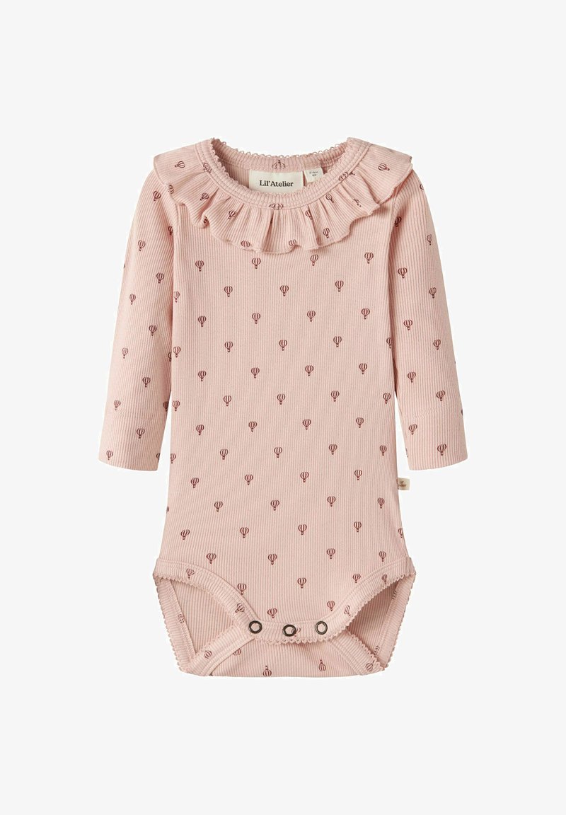 Body pentru bebeluși cu mânecă lungă dintr-un material roz moale și texturat, cu imprimeuri mici de baloane maronii și un guler volănaș; prezintă închidere cu nasturi în partea de jos.