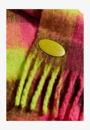 Sciarpa di lana multicolore in rosa e verde, con un motivo testurizzato, bordiFrangi e una targhetta in pelle gialla con la scritta "LOVE & ROSES" in rilievo.