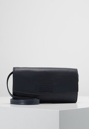 Marine lederen crossbody tas met een gestructureerde afwerking, klep-sluiting en een afneembare schouderband; heeft een discrete logo aan de voorkant.