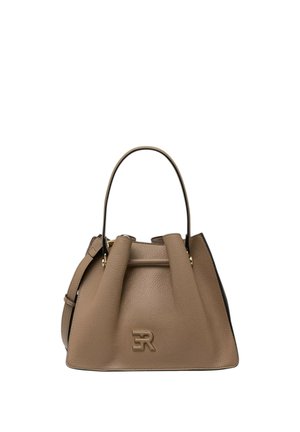 Borsa a mano in pelle taupe con una maniglia singola, design strutturato e piccolo logo in metallo al centro davanti.