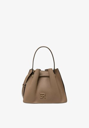 Borsa a mano in pelle taupe con una maniglia singola, design strutturato e piccolo logo in metallo al centro davanti.