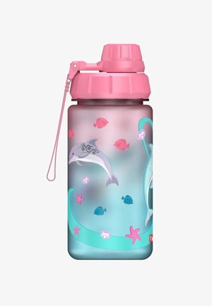Plastikwasserflasche mit einem rosa Deckel, frostige Gestaltung mit Delfinen und bunten Fischen in Blau- und Aquafarben.