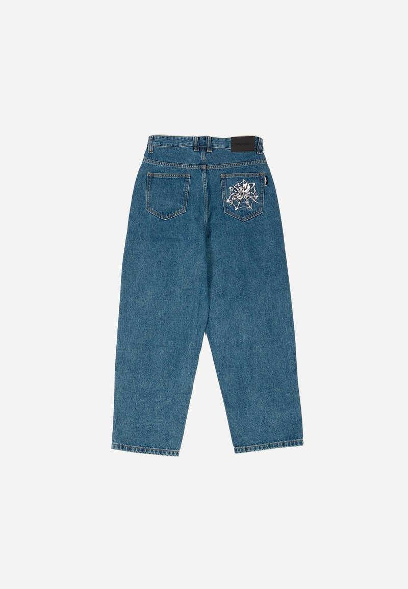 Jean en denim bleu clair avec une coupe ample, présentant une broderie unique en forme de toile d'araignée sur la poche arrière et deux poches arrière supplémentaires.
