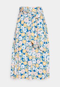 Jupe portefeuille fleurie en bleu avec des fleurs roses, jaunes et vertes. Présente une taille drapée avec lien et un tissu léger et fluide.