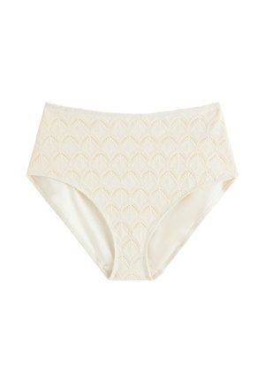 Korkeavyötäröiset kermaiset alusvaatteet, joissa on teksturoitu, aaltoileva pitsikuvio ja täydellinen takakate, esitetty valkoisella taustalla.