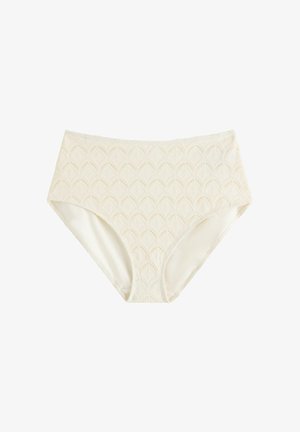 Korkeavyötäröiset kermaiset alusvaatteet, joissa on teksturoitu, aaltoileva pitsikuvio ja täydellinen takakate, esitetty valkoisella taustalla.