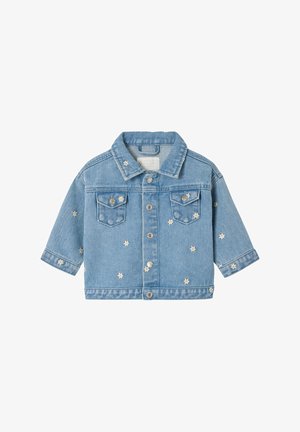 Hellblaue Jeansjacke mit Knopfleiste, zwei Brusttaschen und kleinen weißen Gänseblümchenmustern, die verstreut sind.