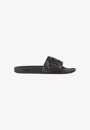 Sandale slide noire avec semelle texturée et large bride à motif camouflage embossée du logo "BOSS" sur le côté et le dessus.