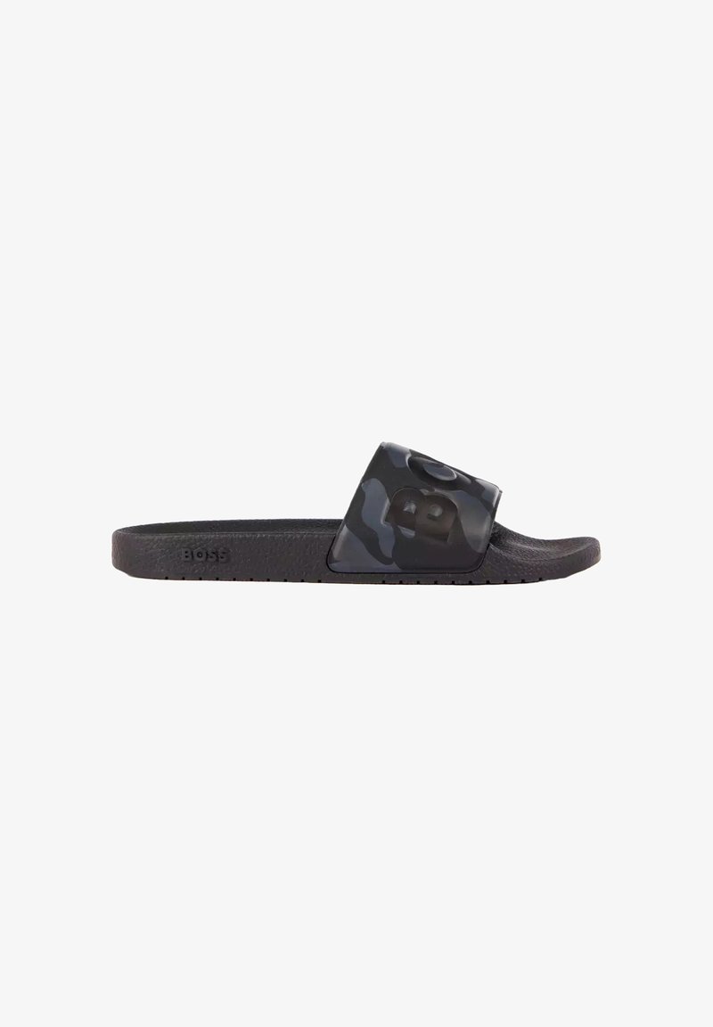 Sandale slide noire avec semelle texturée et large bride à motif camouflage embossée du logo "BOSS" sur le côté et le dessus.