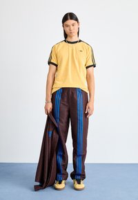 adidas Originals CALI TEE - T-shirt estampada - oat