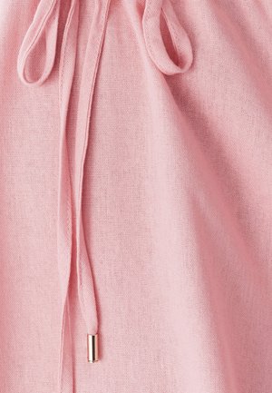 Roza, teksturirana tkanina z vrvico z zlatim kovinskim detajlom. Material se zdi mehak in lahek, primeren za vsakodnevno nošenje.