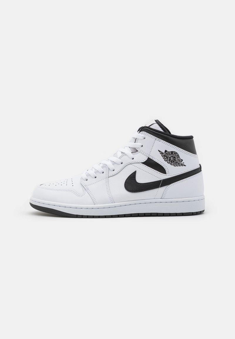 Zapatilla alta con parte superior de cuero blanco y detalles en negro, logotipo negro de Nike en forma de swoosh y detalle de puntera perforada.