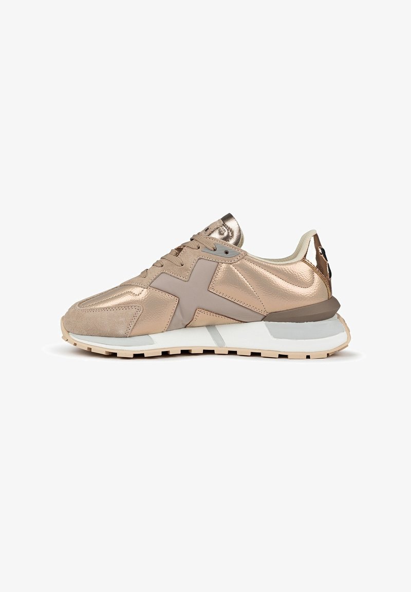 Scarpe da ginnastica atletiche in oro rosa metallico con accenti beige, tomaia testurizzata, dettagli in scamosciato e suola bianca spessa. Presenti lacci e logo.