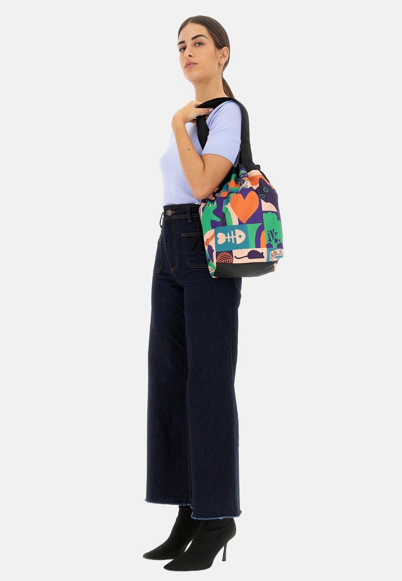 Borsa a tote colorata con motivi grafici, caratterizzata da vivaci tonalità di verde, rosa e blu. Realizzata in tessuto con una texture morbida e dotata di due manici.