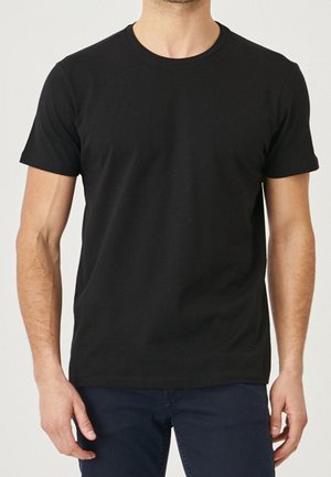 Zwarte katoenen t-shirt met een ronde hals, korte mouwen en een aangesloten pasvorm. Glad van texture, zonder zichtbare patronen of accenten.