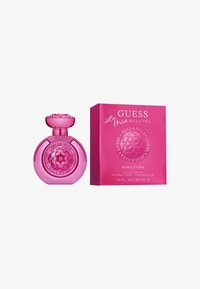 Rosa Guess La Mia Bella Vita parfymflaska med präglad blommönster bredvid matchande rosa produktlåda märkt för kvinnor, 30 ml.