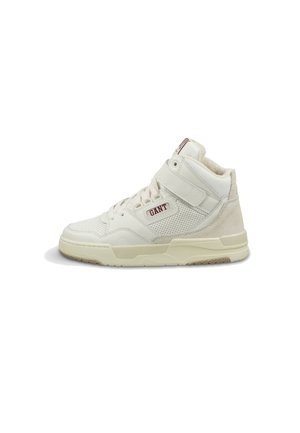 Białe sneakersy za kostkę z perforowanymi bokami, sznurowadłami, paskiem na rzep, beżową podeszwą oraz logo "GANT" na boku.